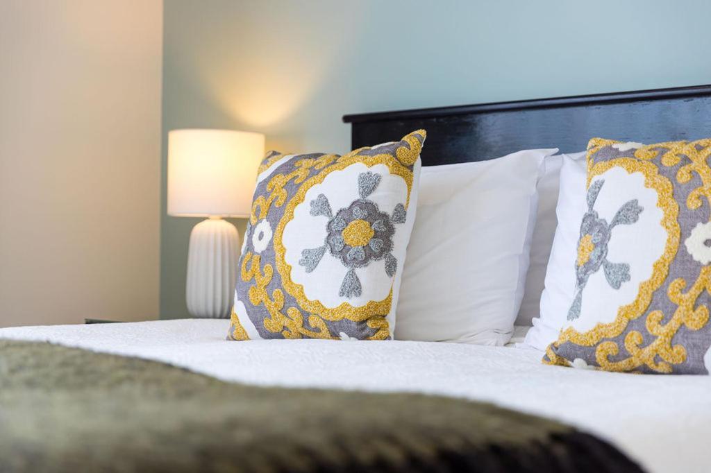 Palazzo Motor Lodge Nelson Dış mekan fotoğraf A bed with decorative pillows
