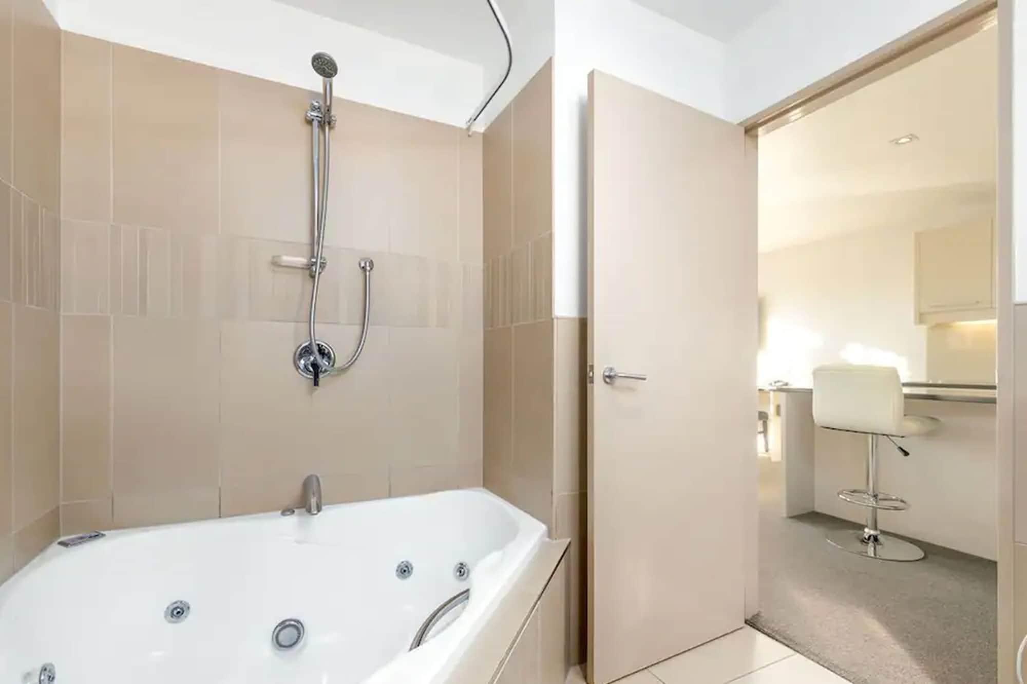 Palazzo Motor Lodge Nelson Dış mekan fotoğraf A shower over a bathtub
