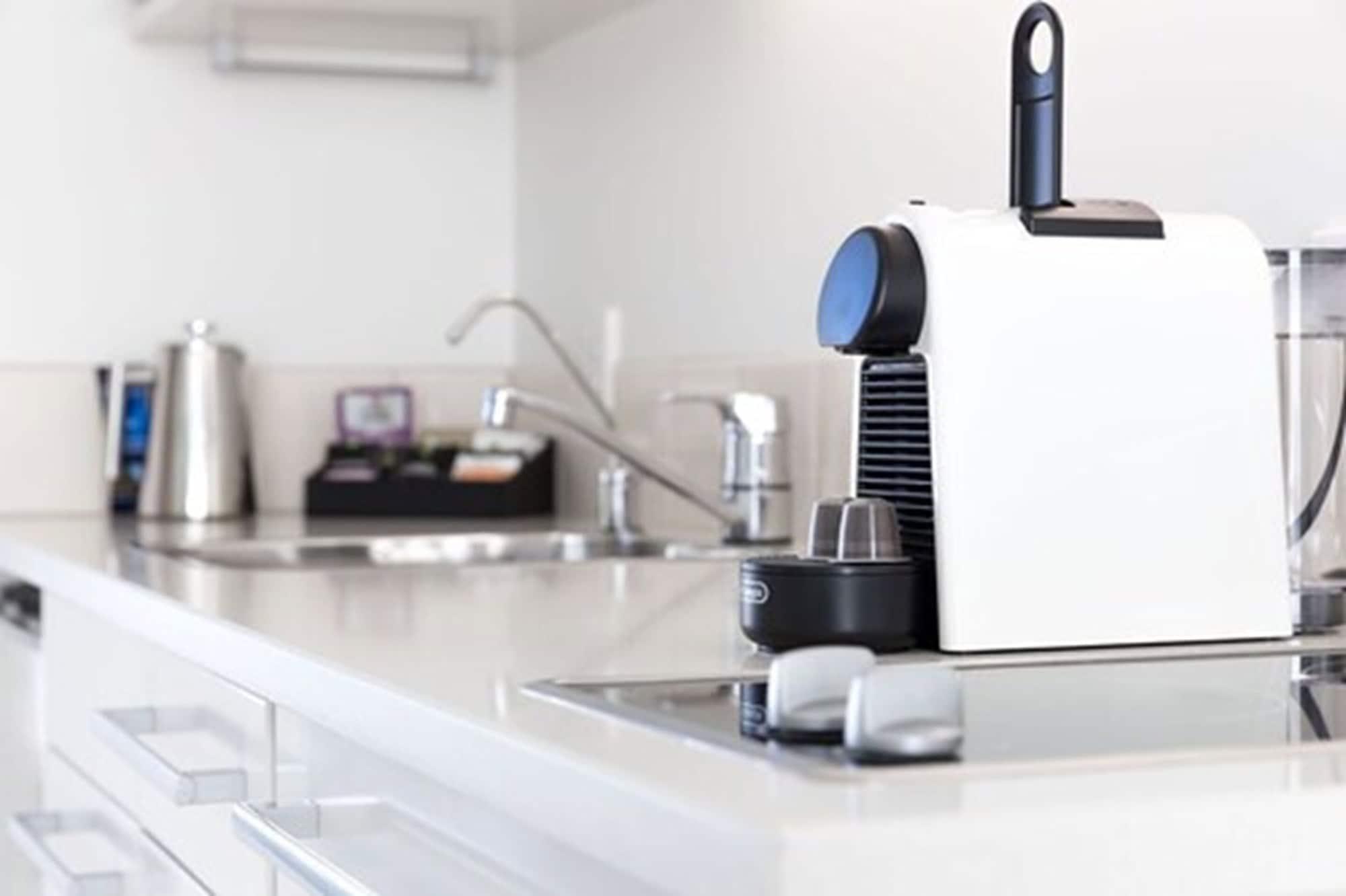 Palazzo Motor Lodge Nelson Dış mekan fotoğraf A Nespresso Inissia machine