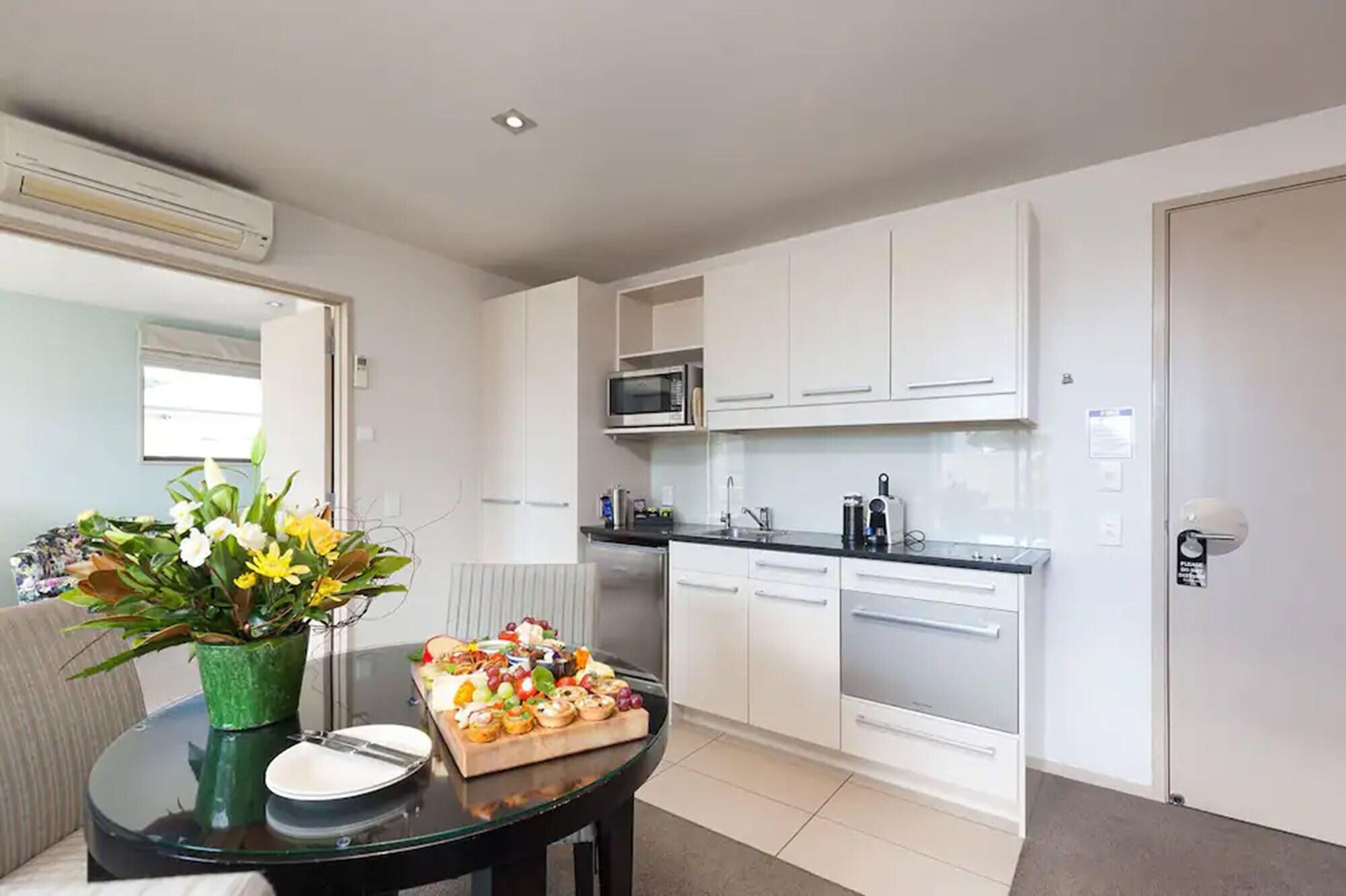 Palazzo Motor Lodge Nelson Dış mekan fotoğraf A typical kitchen in a serviced apartment