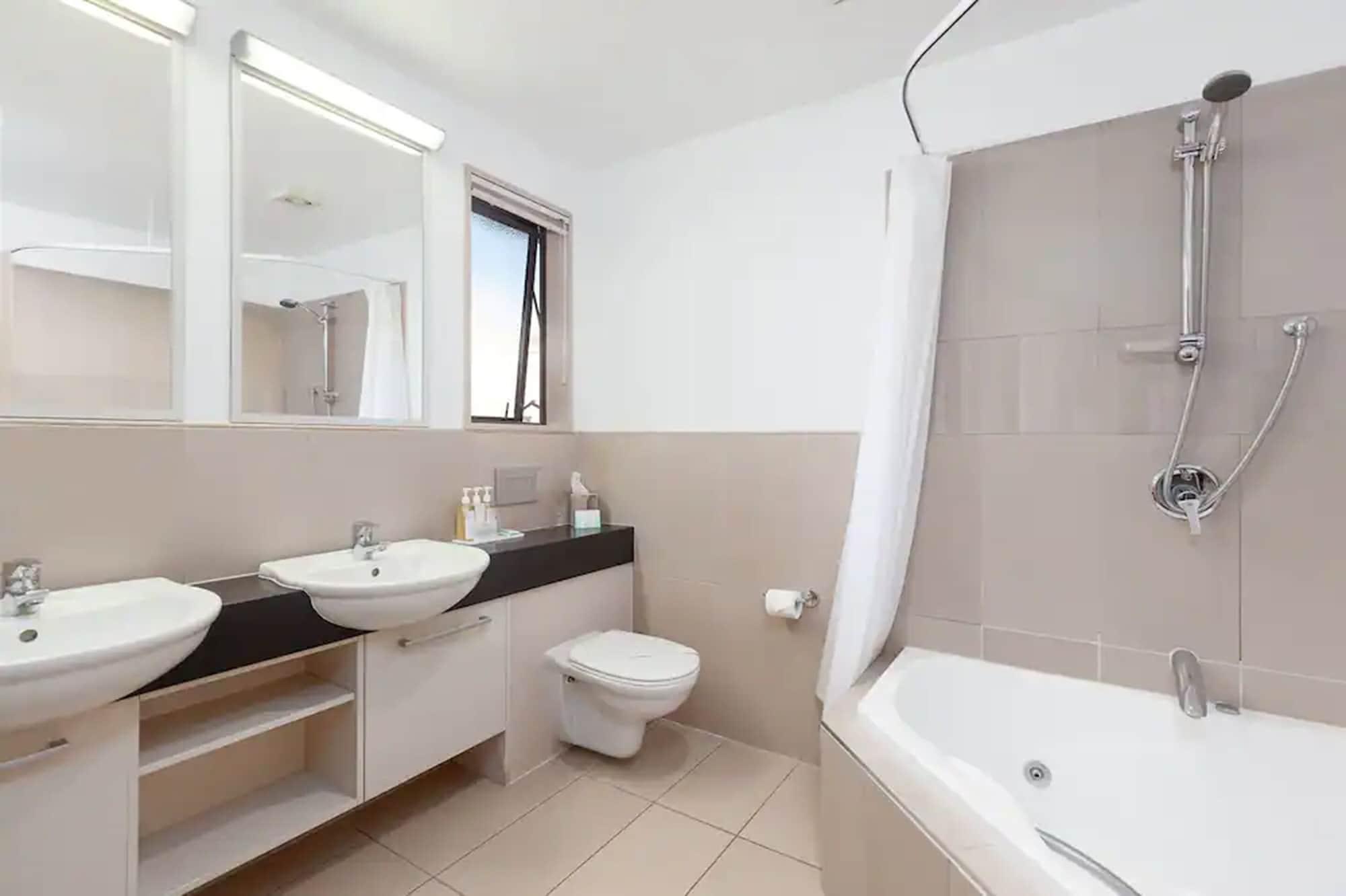 Palazzo Motor Lodge Nelson Dış mekan fotoğraf A bathroom
