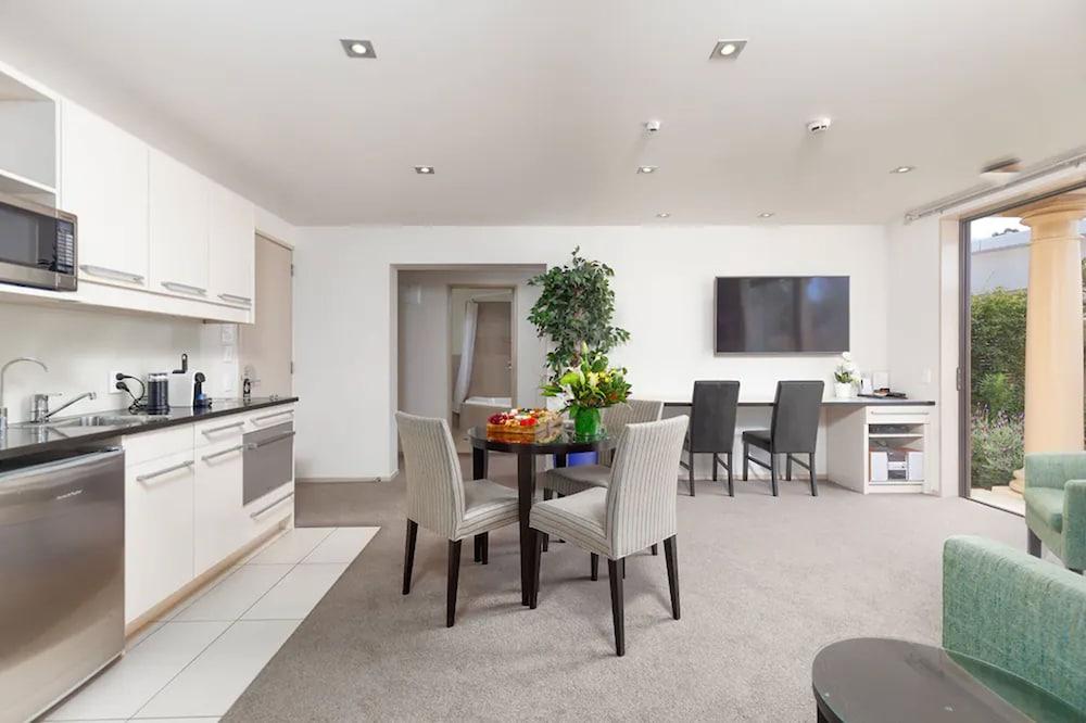 Palazzo Motor Lodge Nelson Dış mekan fotoğraf A staged home