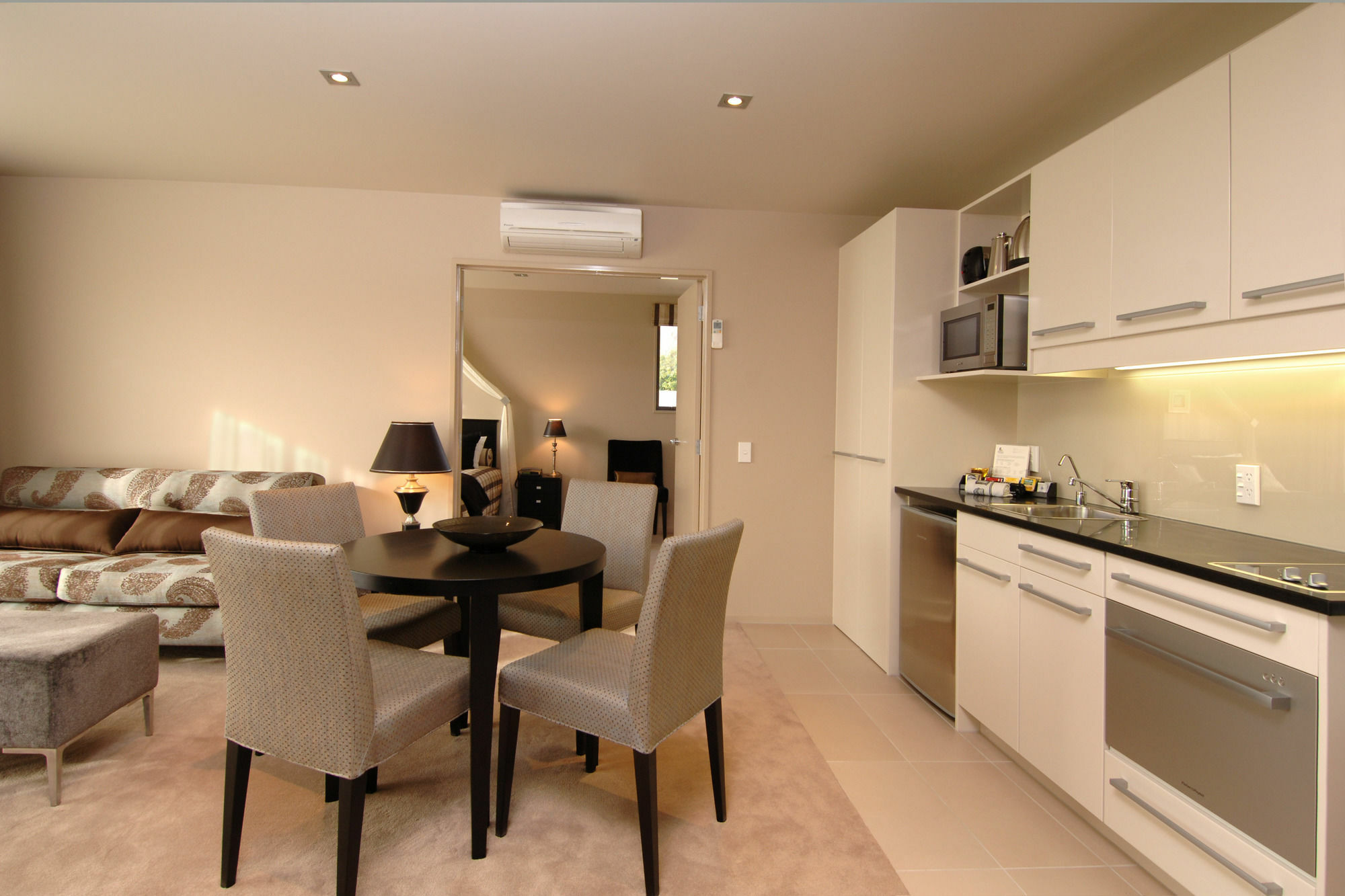 Palazzo Motor Lodge Nelson Dış mekan fotoğraf A staged photo of a kitchen and dining room